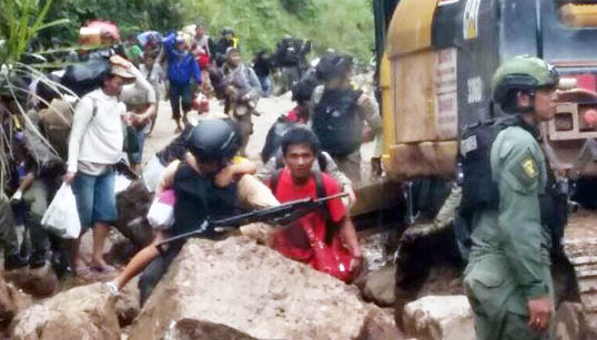Satgas Polri - TNI Evakuasi 344 Warga yang Terisolir di Tembagapura